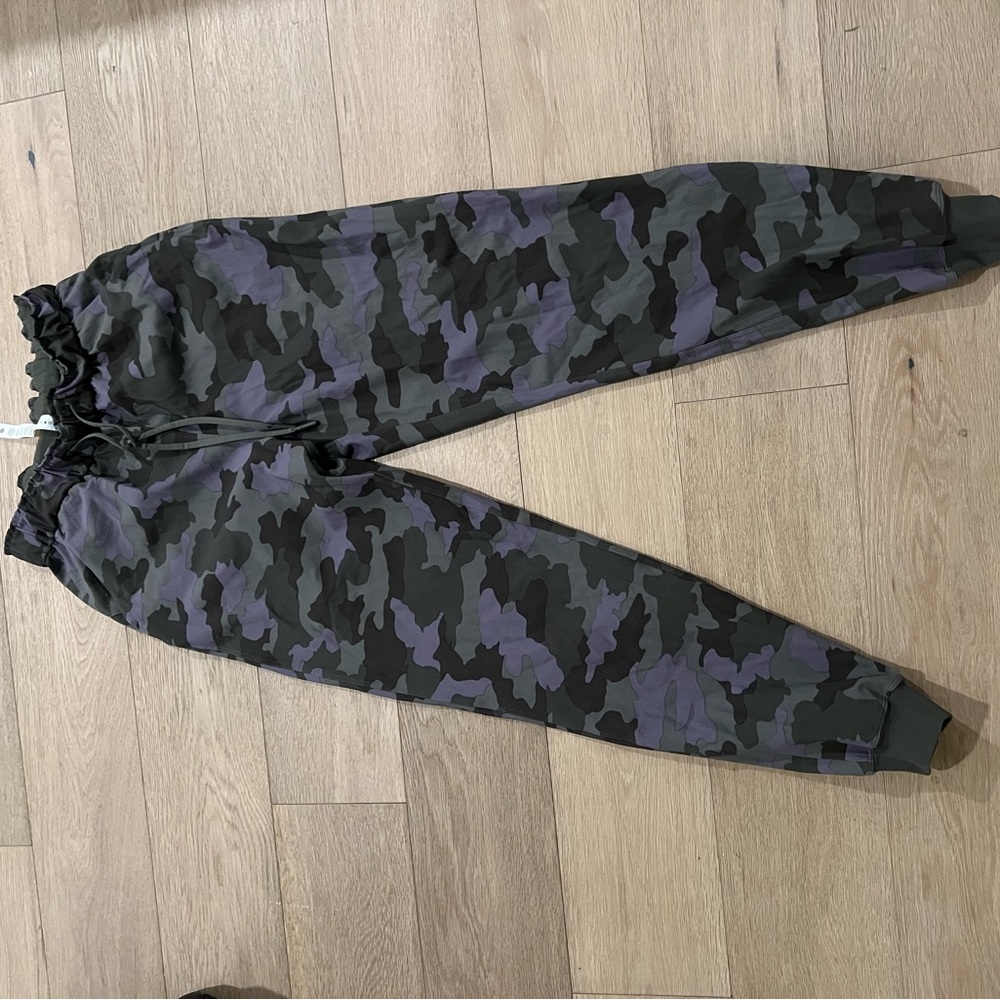 Lululemon jogger size 4 worn 4 times